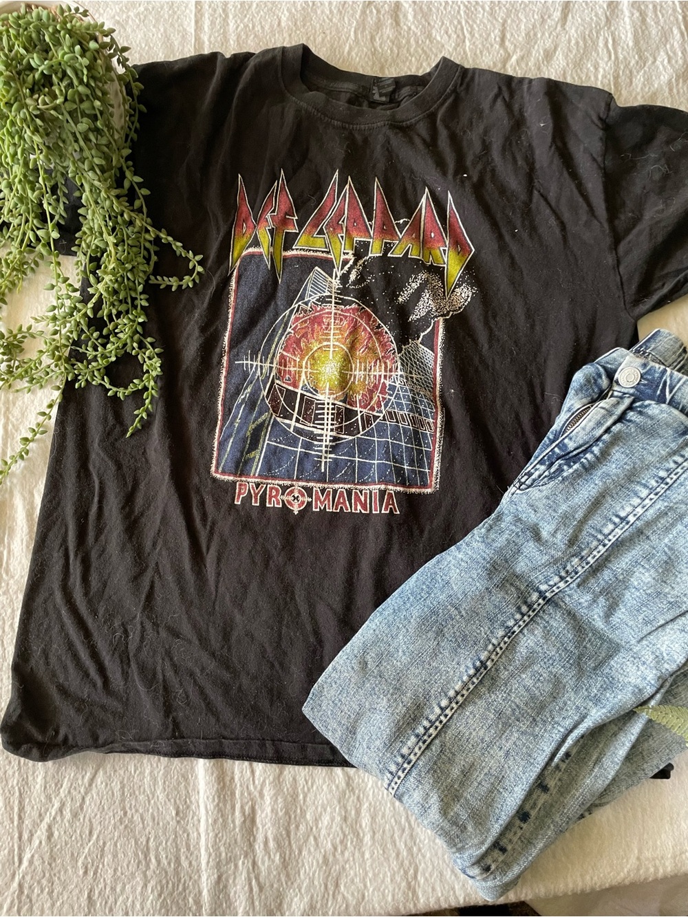 Def Leppard Pyromania Black Band Tee - Picture 2 of 4